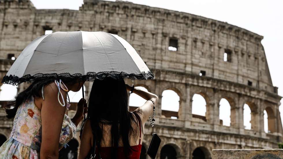 epa13196797 Tourists cover themselves from the sun with umbrellas as they visit the Colosseum in Rome, Italy, 28 August 2026. Italy’s Ministry of Health issued a red-level heat alert for Rome and multiple major cities across the country, warning of extreme temperatures.  EPA/ANGELO CARCONI