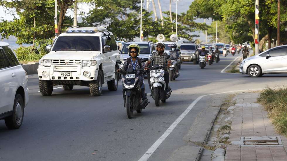 Trânsito numa rua de Dili, Timor-Leste, 16 de maio de 2022.  ANTÓNIO COTRIM/LUSA
