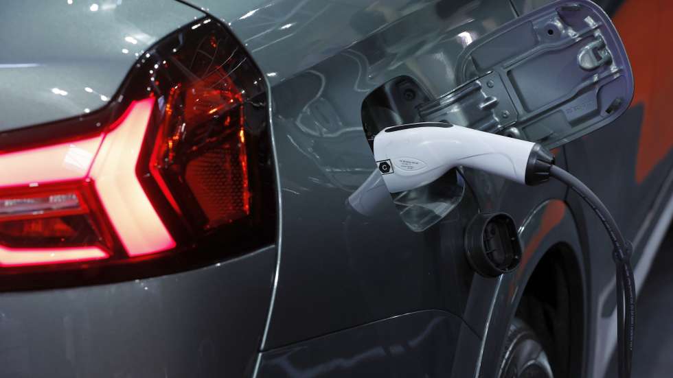epa11636066 An electric version of BAIC Beijing BJ60 Chinese made luxury hybrid SUV car is charged with electricity at the Bucharest Auto Show (SAB) 2024 in Bucharest, Romania, 01 October 2024. At the SAB 2024, visitors can check the newest car models, national premieres, cutting-edge technologies and over 600 brands in auto equipment, parts and auto services area spread across more than 27,000 square meters of exhibition space in Romania's capital, until October 6.  EPA/ROBERT GHEMENT