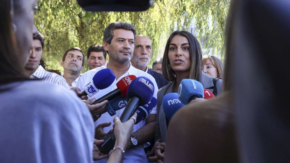 O presidente do Chega, André Ventura (E), e a candidata do partido à Câmara Municipal de Sintra, Rita Matias (D), falam aos jornalistas durante uma ação de campanha para as eleições autárquicas de dia 12 de outubro, em Mem Martins, Sintra, 06 de outubro de 2025. MIGUEL A. LOPES/LUSA