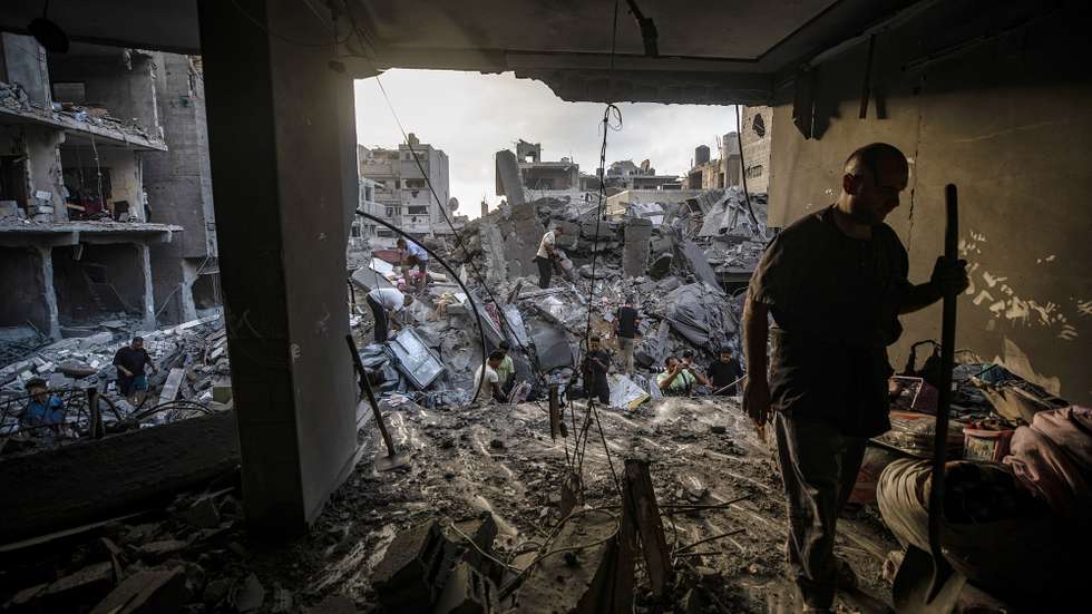 epa13291019 Palestinians inspect the rubble of destroyed homes following an Israeli airstrike in the Al-Sabra neighborhood of Gaza City, 09 October 2026. According to a report from the Ministry of Health in Gaza, at least three Palestinians, including an eight-year-old boy, were killed and eight others injured in an Israeli airstrike last night in Gaza City.  EPA/MOHAMMED SABER