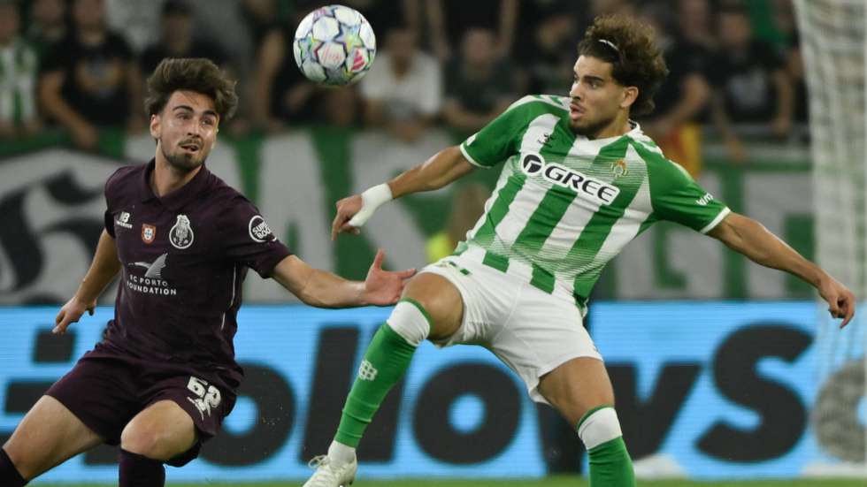 epa13304734 Betis's Moroccan forward Abde (R) challenges for the ball against Porto defender Martim Fernandes during the UEFA Champions League soccer match between Real Betis and FC Porto at La Cartuja stadium in Seville, Spain, 14 October 2026.  EPA/Raúl Caro