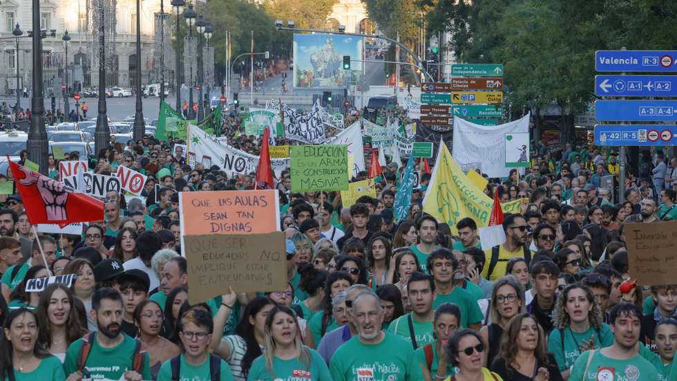 epa13304367 People march during a Demonstration organized by the strike committee for non-university public education in the Community of Madrid, from Atocha to Puerta del Sol in Madrid, Spain, 14 October 2026.  EPA/VICTOR LERENA