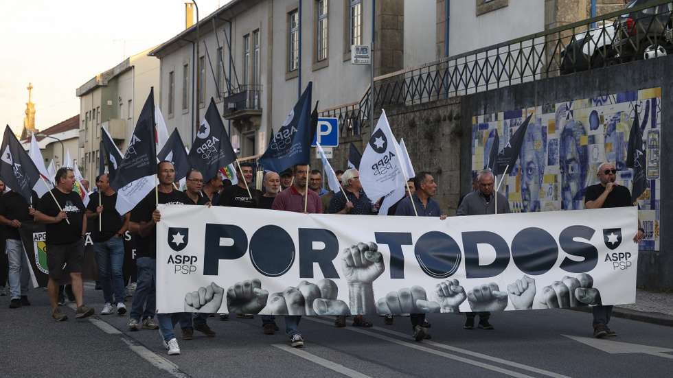 Agentes da autoridade durante a manifestação de protesto "Por um Portugal seguro para todos", convocada pela Associação dos Profissionais da Guarda (APG/GNR) e pela Associação Sindical de Profissionais de Polícia (ASPP/PSP), Viseu,15 de outubro de 2026. A mobilização defende melhores condições de trabalho e vencimentos para os profissionais da Guarda Nacional Republicana e da Polícia de Segurança Pública. PAULO NOVAIS/LUSA