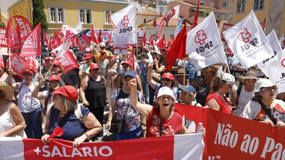 Manifestantes protestam contra o pacote laboral numa ação convocada pela CGTP-IN no dia da discussão na generalidade do Pacote Laboral na Assembleia da República, em Lisboa, 18 de junho de 2026. ANTÓNIO PEDRO SANTOS/LUSA