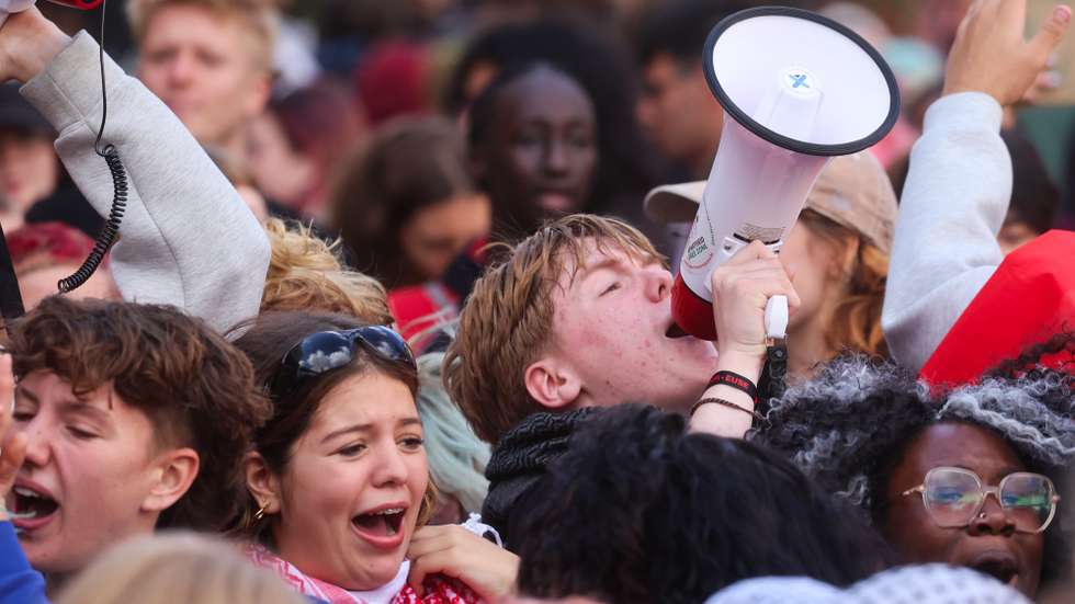 epa13243521 Students take part in a demonstration against higher education reforms and rising study costs in Brussels, Belgium, 16 September 2026. The Protests against the tuition fees increase began in March and resumed after the summer break, opposing controversial education reform proposed by Valerie Glatigny, Vice President and Minister of Education and Social Promotion for the French-speaking Wallonia-Brussels Federation, including an increase in the full annual tuition fee from 835 euros to 1,194 euros.  EPA/OLIVIER HOSLET