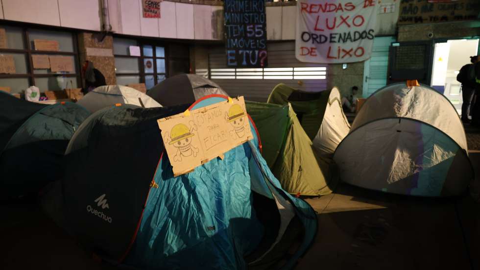 Largas centenas de pessoas concentram-se em defesa do direito à habitação numa acampada na praça D. João I, no Porto,17 de outubro de 2026. RITA FRANÇA/LUSA