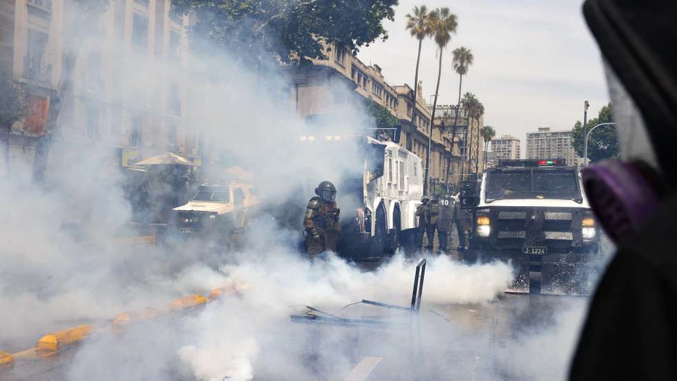 epa13314316 Protesters clash with police while they demonstrate to mark the seventh anniversary of the social uprising in the country, in Santiago, Chile, 18 October 2026.  EPA/Elvis Gonzalez