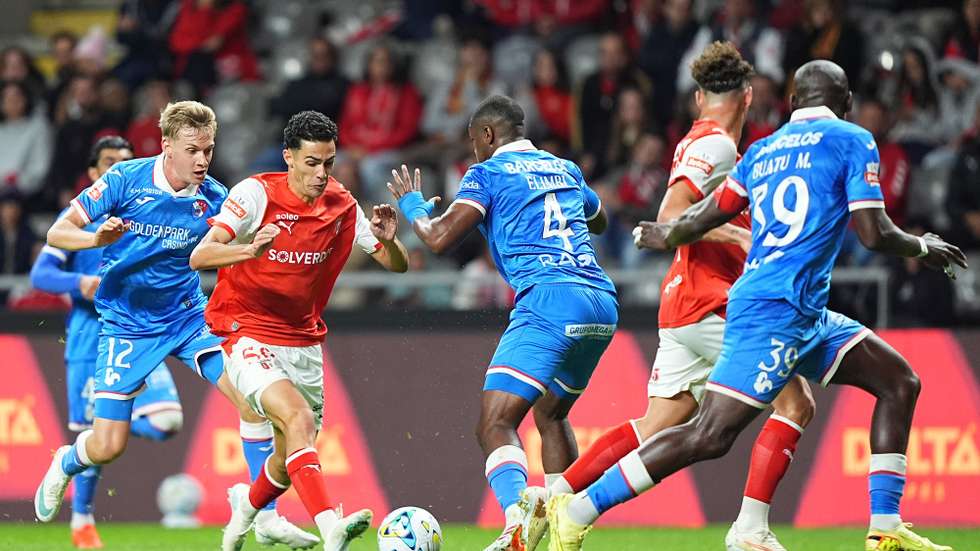 O jogador do Sporting de Braga, Diego Rodrigues (2-E), disputa a bola com o jogador do Gil Vicente, Elimbi (C), durante o jogo em atraso da 2ª Jornada da I Liga de Futebol realizado no Estádio Municipal de Braga, 19 de Outubro  de 2026. HUGO DELGADO/LUSA