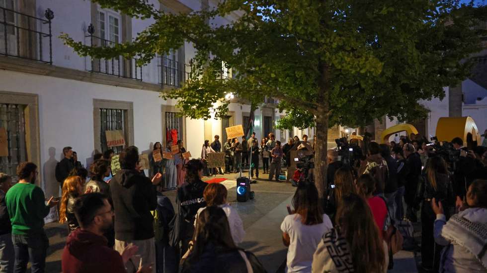 Manifestantes em protesto contra a crise da habitação, durante uma concentração na Praça do Sertório, Évora, 20 de outubro de 2026. O protesto inspira-se em iniciativas semelhantes que decorreram no Porto e em Lisboa, numa altura em que o custo de vida leva milhares de pessoas às ruas pela Europa fora. NUNO VEIGA/LUSA