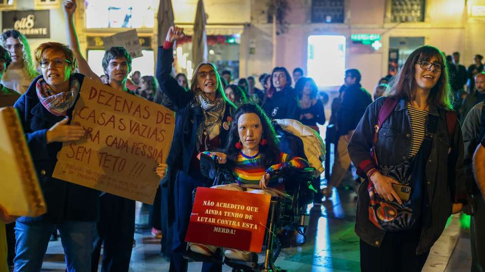 Manifestantes em protesto contra a crise da habitação, durante uma concentração na Praça 8 de Maio, em Coimbra. O protesto inspira-se em iniciativas semelhantes que decorreram no Porto e em Lisboa, numa altura em que o custo de vida leva milhares de pessoas às ruas pela Europa fora, em Coimbra, 20 de outubro de 2026. PAULO NOVAIS/LUSA