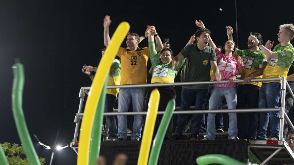 epa13316325 Brazilian presidential candidate Flavio Bolsonaro (L) greets supporters during the 'Bloquinho 22' campaign event in Manaus, Brazil, 19 October 2026. Flavio Bolsonaro faces incumbent Brazilian President Luiz Inacio Lula da Silva in a presidential runoff election on 25 October.  EPA/RAPHAEL ALVES