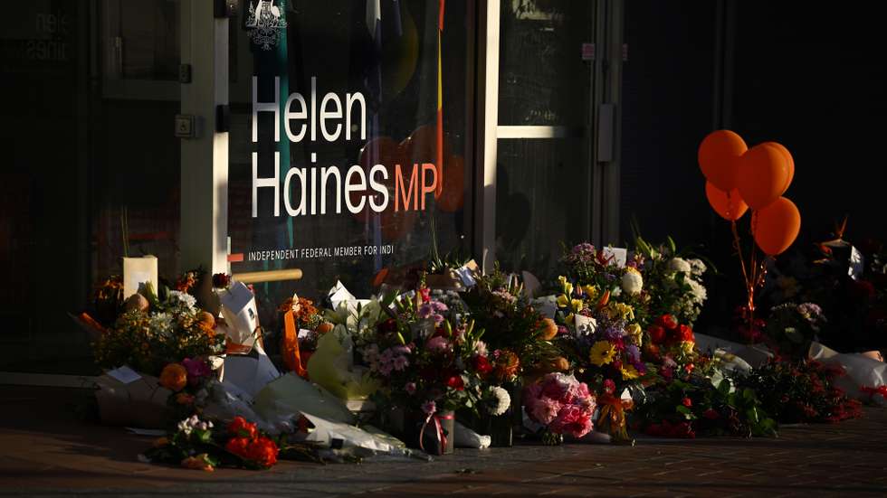 epa13318270 Tributes and flowers are seen for independent federal MP Helen Haines at her electoral office in Wangaratta, Australia, 21 October 2026. A man is facing multiple charges over a life-threatening and allegedly targeted attack on independent MP Helen Haines, who remains in a critical condition.  EPA/JAMES ROSS AUSTRALIA AND NEW ZEALAND OUT