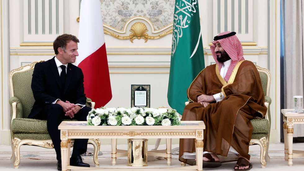 epa13319972 French President Emmanuel Macron (L) attends a meeting with Saudi Crown Prince Mohammed bin Salman at the Al Yamamah Palace in Riyadh, Saudi Arabia, 21 October 2026. President Macron made a surprise solidarity visit to Saudi Arabia to conclude his Gulf tour.  EPA/BENOIT TESSIER / POOL  MAXPPP OUT