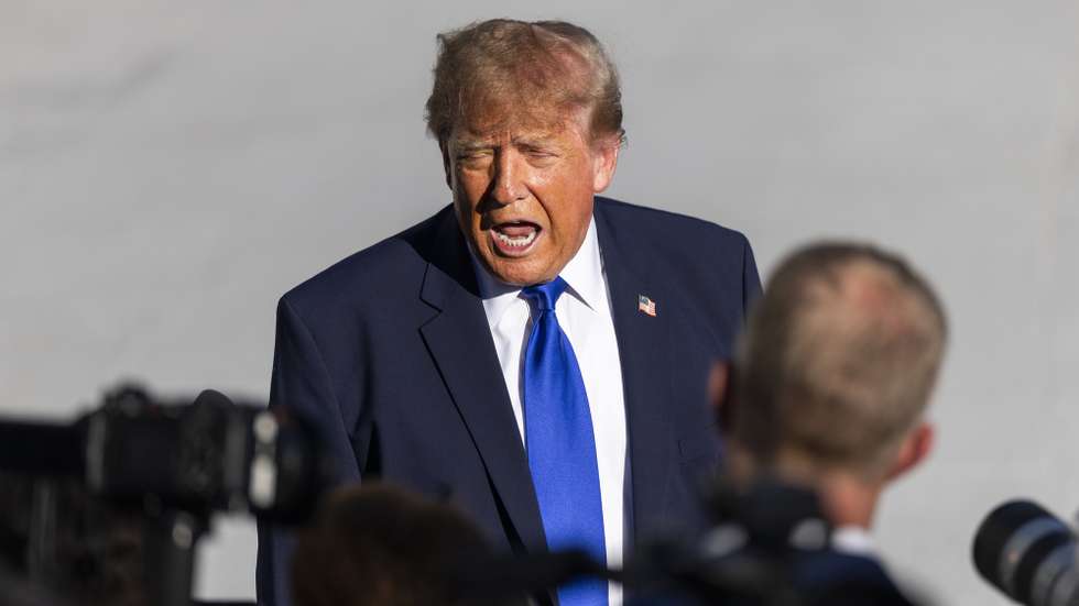 epa13324018 US President Donald Trump speaks to reporters as he departs the White House for a campaign rally in Iowa, in Washington, DC, USA, 22 October 2026. Trump discussed Starlink's operations in Ukraine as well as a campaign ad from Ohio Republican gubernatorial candidate Vivek Ramaswamy that features Democratic opponent Amy Acton’s estranged mother.  EPA/JIM LO SCALZO