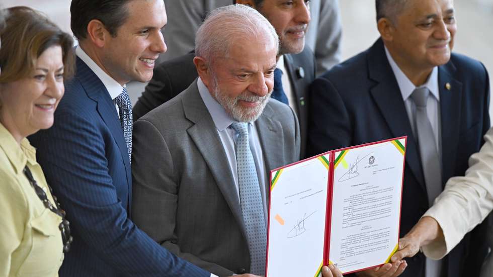 epa12890593 (L-R), Brazil's Chief of Staff Miriam Belchior, Speaker of the Chamber of Deputies Hugo Motta, Brazilian President of Brazil Luiz Inacio Lula da Silva, Minister of Education Leonardo Barchini, and the Minister of Institutional Relations Jose Guimaraes hold a signed document during the signing ceremony of the National Education Plan (PNE) at the Planalto Palace in Brasilia, Brazil, 14 April 2026.  EPA/ANDRE BORGES