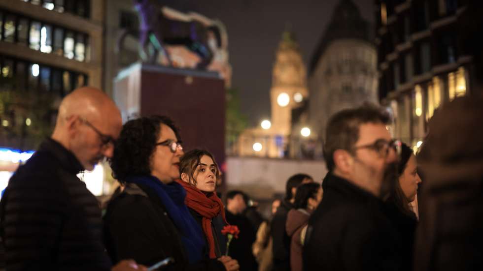 Populares participam na concentração pelo direito à habitação na Praça D. João I no Porto, 22 de outubro de 2026. O protesto pelo direito à habitação e contra o aumento do custo de vida em Portugal teve início na cidade do Porto, no dia 10 deste mês, e estendeu-se posteriormente a Lisboa e a várias outras cidades portuguesas. JOSÉ COELHO/LUSA
