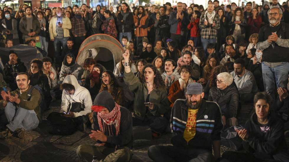 Manifestantes durante o protesto pelo direito à habitação, na Praça do Rossio, em Lisboa, 22 de outubro de 2026. O protesto pelo direito à habitação e contra o aumento do custo de vida em Portugal teve início na cidade do Porto, no dia 10 deste mês, e estendeu-se posteriormente a Lisboa e a várias outras cidades portuguesas. ANTONIO PEDRO SANTOS/LUSA