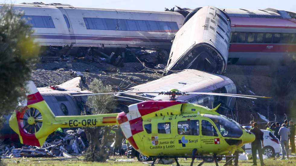 epa13336257 Rescue team members arrive at the scene where two high-speed trains (AVE in Spanish symbols), one of Renfe and another of Iryo, that have crashed in the village of Urda, Toledo, Spain, 28 October 2026. At least ten people have been killed, Spanish media reported.  EPA/ISMAEL HERRERO