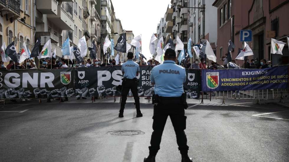 Concentração de forças de segurança convocada pela Associação Sindical dos Profissionais da Polícia (ASPP/PSP) pela Associação dos Profissionais da Guarda (APG-GNR) para se manifestarem por um "subsídio de risco digno e justo" à porta da residência oficial do primeiro-ministro, no palacete de São Bento, em Lisboa, 14 de setembro de 2021.  RODRIGO ANTUNES/LUSA