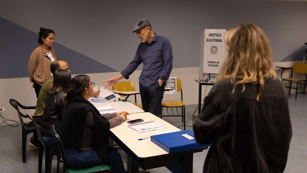 epa13331891 A man casts his vote at the Pontifical Catholic University in Sao Paulo, Brazil, 25 October 2026.  Following a Supreme Court ruling, polling stations that remained open at 5 p.m. were allowed to continue voting until 7 p.m. after both presidential campaigns requested an extension. Brazil held a presidential runoff between incumbent President Luiz Inacio Lula da Silva and Senator Flavio Bolsonaro after neither candidate secured an outright majority in the first round on 04 October.  EPA/ISAAC FONTANA