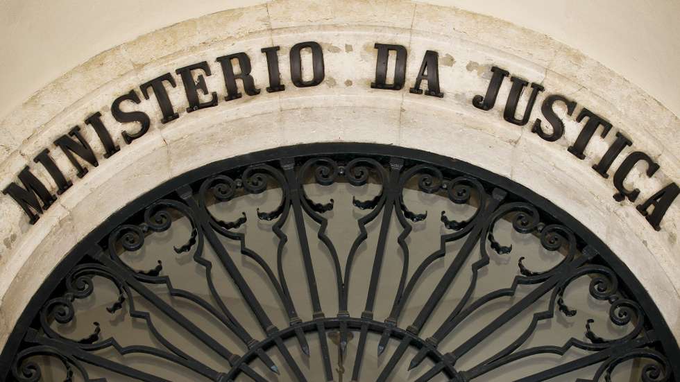 "Os notários encontram-se entre as entidades com incumbência para assegurar a execução dos efeitos da contumácia", diz Ministério da Justiça
