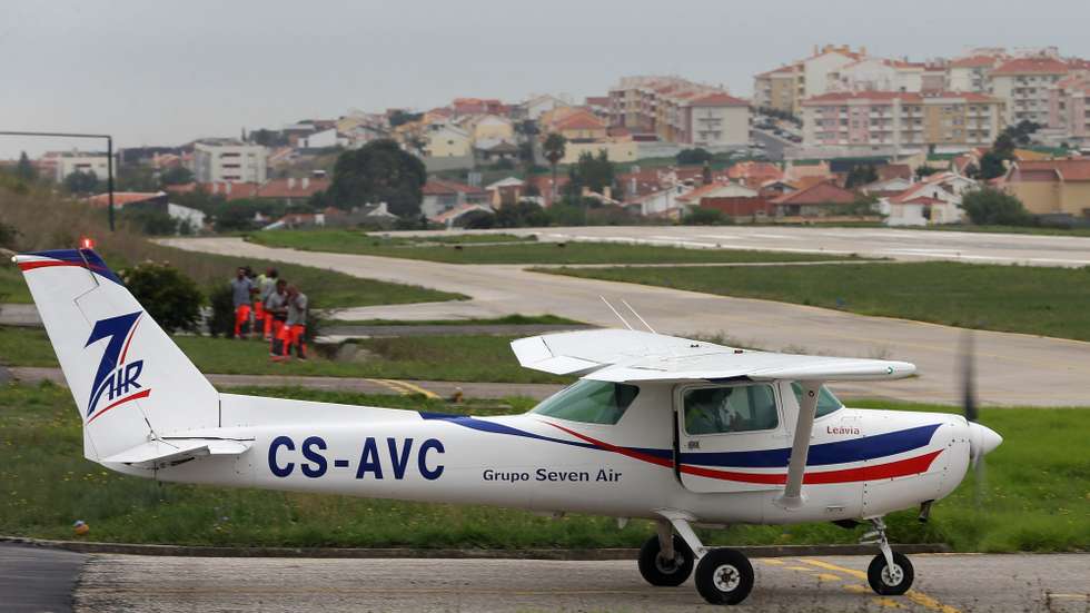 O protocolo prevê a cedência gratuita, por 50 anos, do direito de superfície de 20 hectares situados nas imediações do aeródromo à UNL