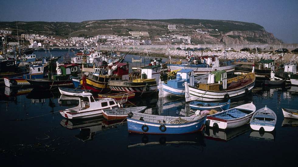 A via de acesso ao Porto de Abrigo de Sesimbra está totalmente cortada a todos os veículos e pessoas até nova avaliação da Infraestruturas de Portugal, que deverá ocorrer na terça-feira