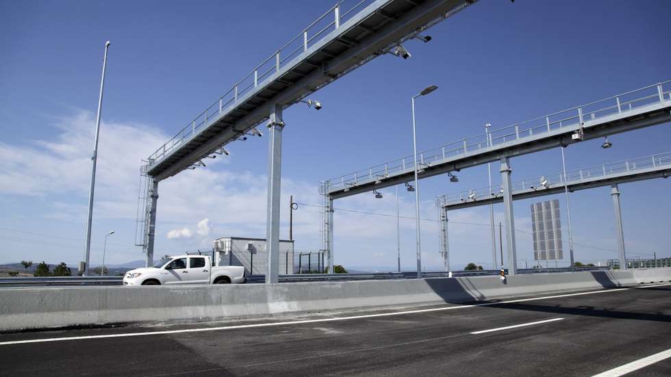 Pórticos das portagens eletrónicas no troço da variante sul de Bragança da autoestrada transmontana A4 que a Estradas de Portugal anunciou abrir aos automobilistas às 00:00, Bragança, 14 de Setembro de 2011. MANUEL TELES/LUSA