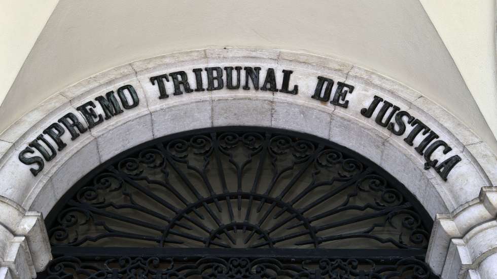 A suspensão das tomadas de posse deve-se a uma “situação de especial urgência”, para evitar uma situação de facto consumado que poderia tornar inútil a providência cautelar