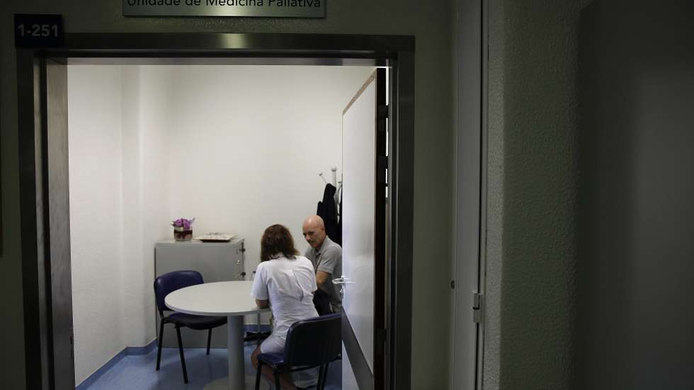 Apesar de a lei estar em vigor desde 2022, em fevereiro de 2025, a associação de Pais e Amigos de Crianças com Cancro, também conhecida por Acreditar, apelou à sua regulamentação urgente