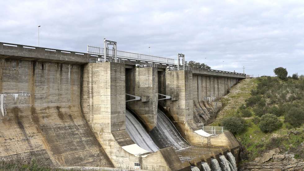 O autarca adiantou que a Estrada Municipal 534, que passa no paredão da barragem e faz a ligação da Estrada Nacional 256 às localidades de São Vicente de Valongo e a Nossa Senhora de Machede, vai ser encerrada ao trânsito, por precaução