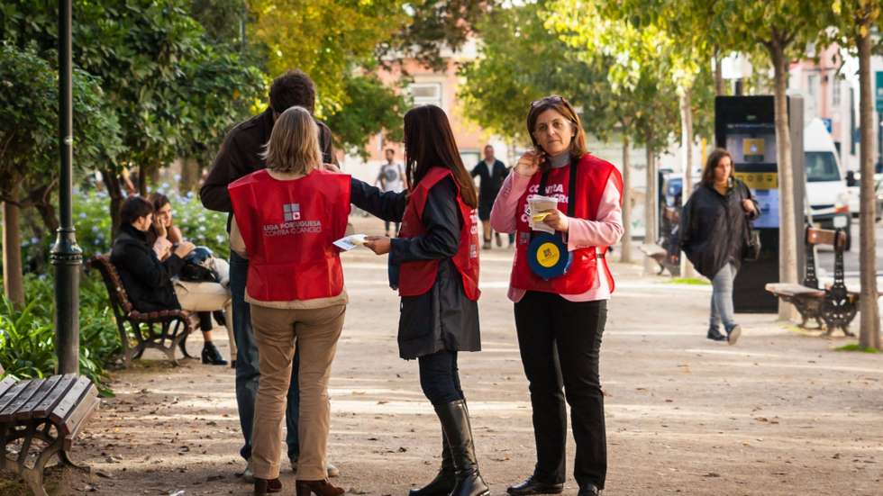 Os voluntários do peditório que arranca quinta-feira estão identificados com coletes da LPCC e transportam uma caixa azul para a recolha de donativos