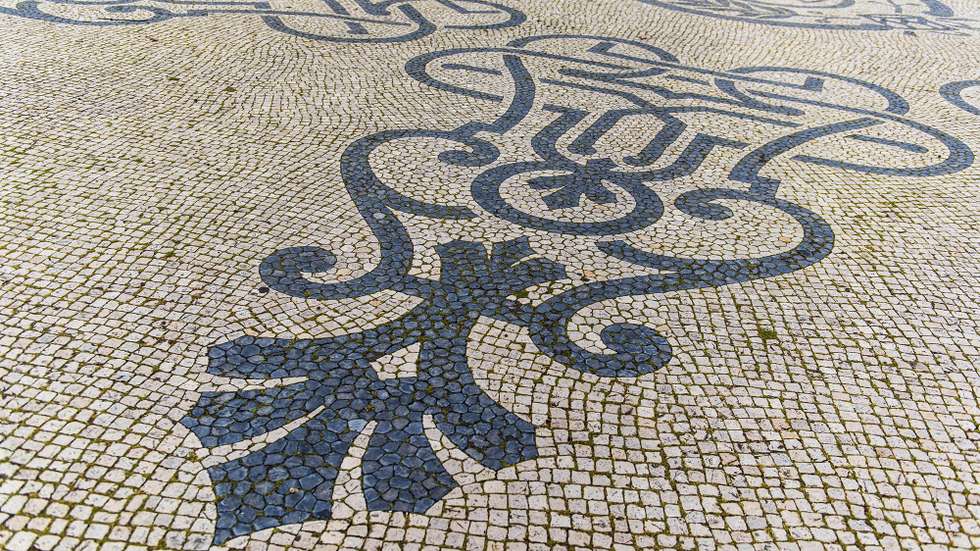 A calçada portuguesa foi substituída, recentemente, em algumas zonas da cidade, nomeadamente na praça de Ferreira do Amaral, uma das áreas mais movimentadas da cidade