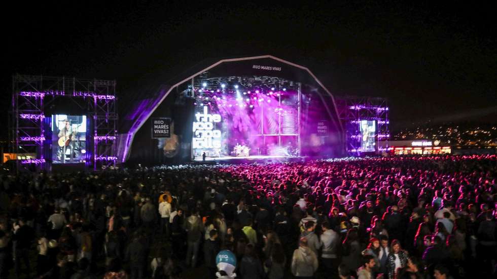 A PEV Entertainment organizava desde 2007 o festival Marés Vivas em Vila Nova de Gaia, onde teve várias localizações, desde a praia do Cabedelo, a antiga seca do bacalhau e, nos últimos quatro anos, o antigo parque de campismo da Madalena