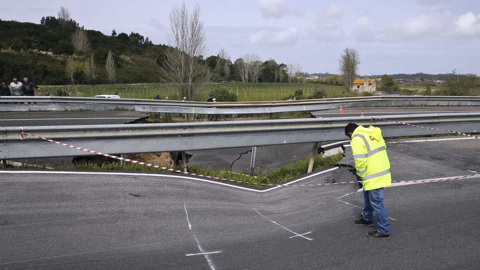Troço da A14 continua fechado à circulação