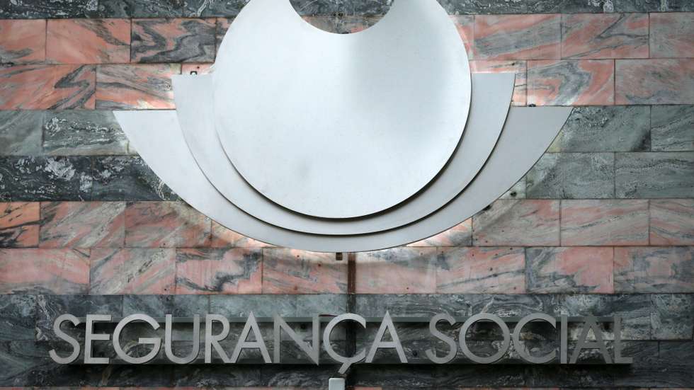 Logotipo no novo edifício sede do Instituto da Segurança Social