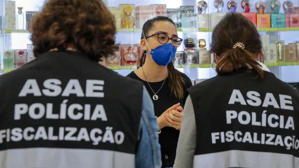 Uma equipa de fiscalização da ASAE verifica preços e embalagens de álcool gel, e máscaras numa loja de artigos médicos em Moscavide, 23 de abril de 2020. Cerca de quatro dezenas de equipas da ASAE iniciaram uma ação de fiscalização por todo o país do preço dos artigos de proteção e limpeza. TIAGO PETINGA/LUSA