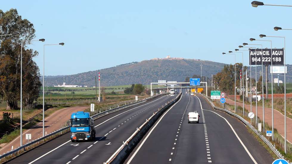 Auto estrada A6, na fronteira com Portugal (Caia - Elvas) circulam maioritariamente veículos de mercadorias, depois de ter sido decretado a partir de hoje o estado de alerta em Portugal e de emergência, e de o primeiro-ministro, António Costa, ter anunciado no domingo que Portugal e Espanha vão limitar a circulação na fronteira a mercadorias e trabalhadores transfronteiriço devido à pandemia do COVID - 19, em Badajoz, Espanha, 16 de março de 2020. NUNO VEIGA/LUSA
