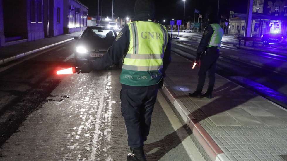 epa08299437 Portuguese Republican National Guard officers stop vehicles at the access to the border between Portugal and Spain, in Vilar Formoso, near Almeida, northern Portugal, 16 March 2020. Portugal's Minister of Internal Administration, Eduardo Cabrita, declared that air, railway and river traffic between Portugal and Spain will be suspended due to the ongoing coronavirus pandemic.  EPA/MIGUEL PEREIRA DA SILVA