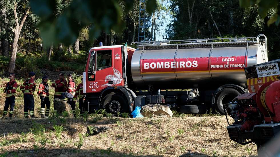 Bombeiros combatem um incêndio no Parque Nacional da Peneda-Gerês que deflagrou pelas 05:00, em Lindoso, Ponte da Barca, Viana do Castelo, 08 de agosto de 2020. Às 17:30 o incêndio estava a ser combatido por 121 operacionais, 35 viaturas e 7 meios aéreos. ARMÉNIO BELO/LUSA