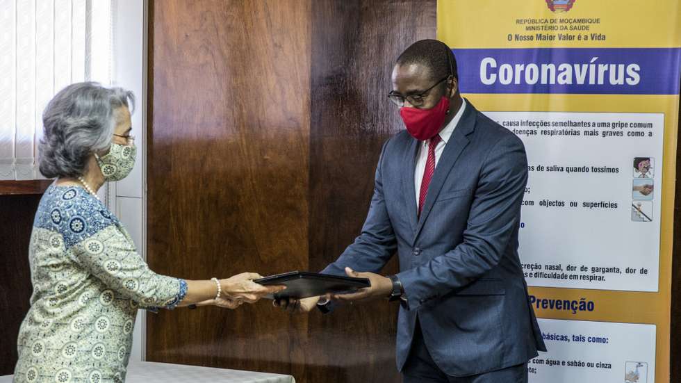 Maria Amélia Paiva. Embaixadora de Portugal em Moçambique (E), e o ministro da Saúde de Moçambique, Armindo Tiago, durante a cerimónia de atribuição de uma contribuição extraordinária de 250.000 euros oferecida pelo governo português enquadrada no esforço conjunto do Plano de Ação na Resposta Sanitária à Pandemia de covid-19, realizada no Ministério da Saúde de Moçambique, Maputo, 9 de setembro de 2020. RICARDO FRANCO/LUSA