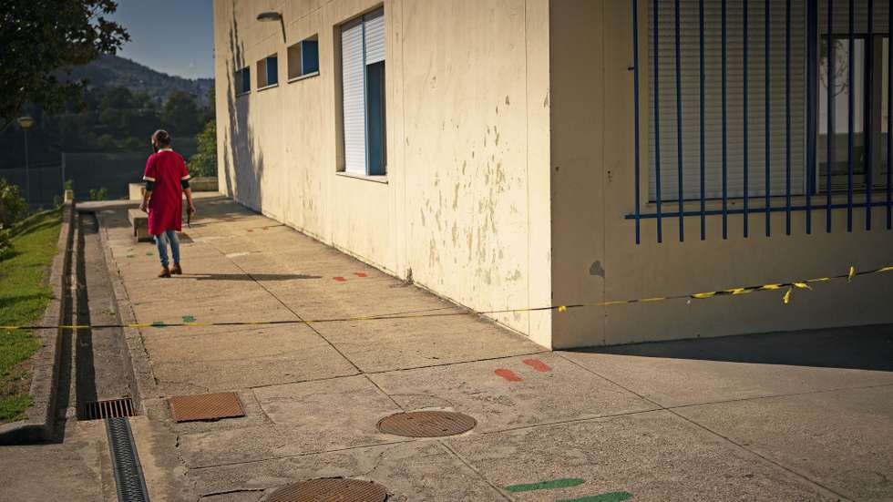 Na escola secundária do Baixo Barroso, na Venda Nova, em cerca de 150 alunos, foram menos de 50 os que foram às aulas na quinta-feira. Alguns dos estudantes encontram-se em isolamento profilático devido aos casos de covid-19, na freguesia de Salto, Montalegre, 08 de outubro de 2020. Sem nenhum caso positivo até à semana passada, a freguesia contabiliza agora cerca de 60. Os primeiros casos foram detetados no Lar Nossa Senhora do Pranto, espalhando-se depois pela comunidade, pela escola secundária do Baixo Barroso, escola básica de Salto, bombeiros e particulares. (ACOMPANHA TEXTO DE 09 DE OUTUBRO DE 2020). PEDRO SARMENTO COSTA / LUSA