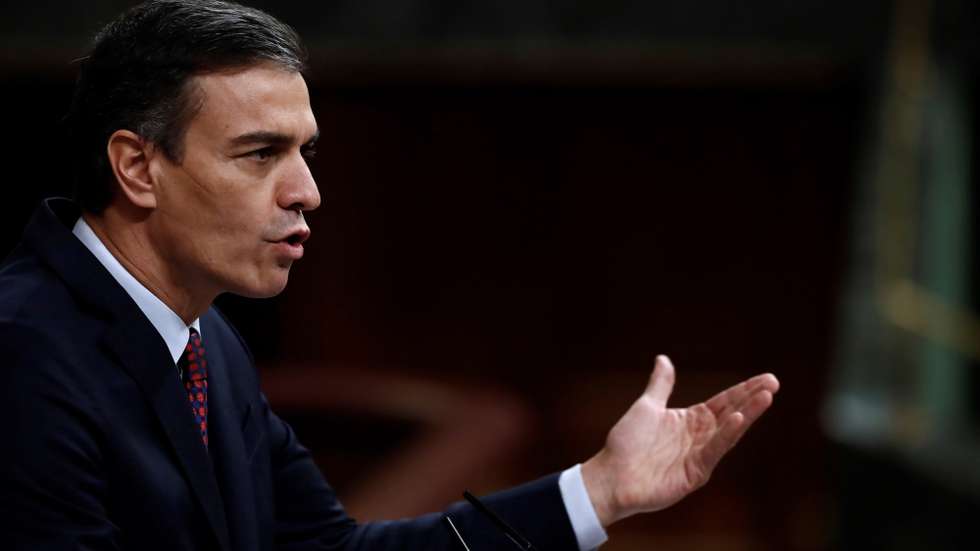 epa08764527 Spanish Prime Minister, Pedro Sanchez, delivers a speech during the second and last day of debate and vote of a non-confidence vote, issued by far-right party Vox, at the Congress of Deputies in Madrid, Spain, 22 October 2020.  EPA/Mariscal