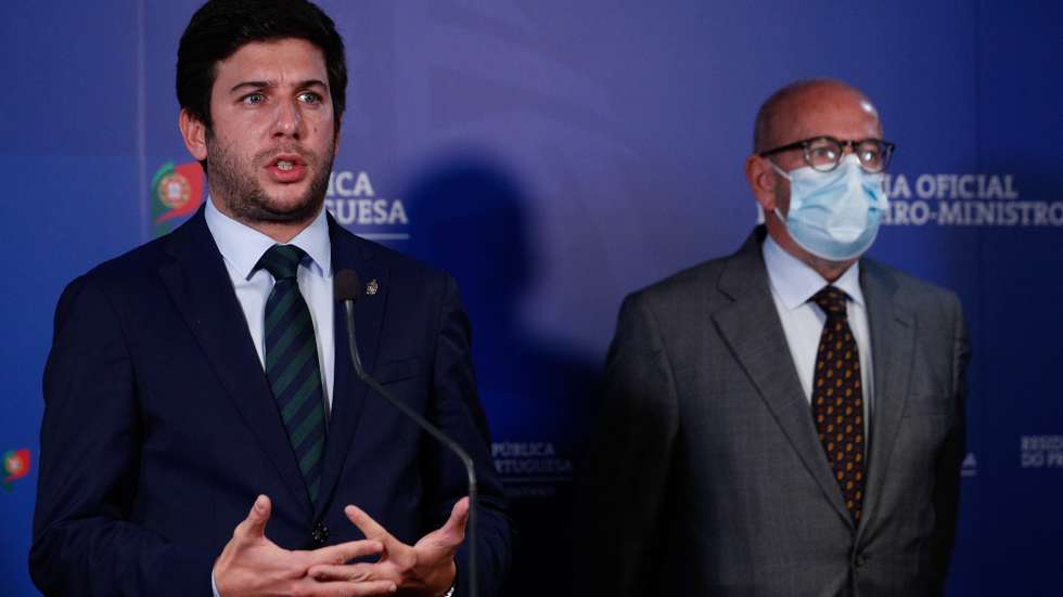 O presidente do CDS-PP, Francisco Rodrigues dos Santos (E), acompanhado por Telmo Correia, fala aos jornalistas sobre as conclusões da reunião com o primeiro-ministro, António Costa (ausente na fotografia), na residência oficial de São Bento, em Lisboa, 30 de outubro de 2020. O primeiro-ministro, António Costa, recebe, os partidos com representação parlamentar para procurar um consenso para a adoção de medidas imediatas de combate à pandemia de covid-19, que tem registado um continuado aumento em Portugal. As medidas a tomar pelo Governo serão depois anunciadas por António Costa, no sábado, no final de uma reunião do Conselho de Ministros extraordinária. ANTÓNIO COTRIM/LUSA