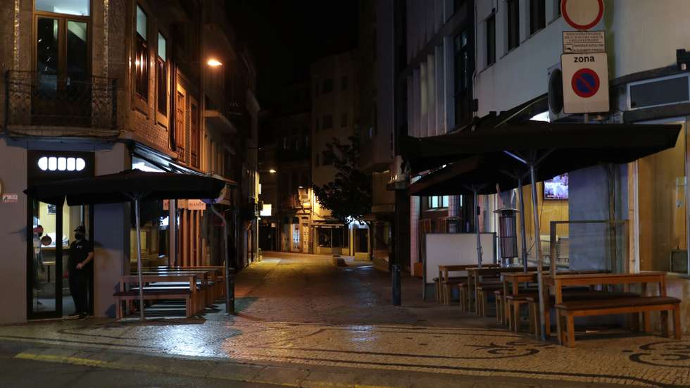 Trabalhadores da restauração preparam o fecho para cumprir o recolher obrigatório do estado de emergência no âmbito das medidas de contenção da covid-19 no Porto, 10 novembro 2020. O Presidente da República, Marcelo Rebelo de Sousa, decretou o estado de emergência em Portugal, por 15 dias, a partir de segunda feira passada para permitir medidas de contenção da covid-19. ESTELA SILVA/LUSA