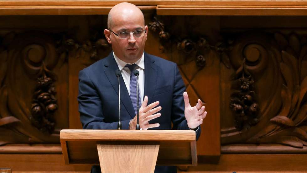 O ministro de Estado e das Finanças,  João Leão, discursa durante o debate parlamentar para  votação do Orçamento de Estado 2021, 26 novembro 2020, na Assembleia da República, em Lisboa.     MANUEL DE ALMEIDA / LUSA