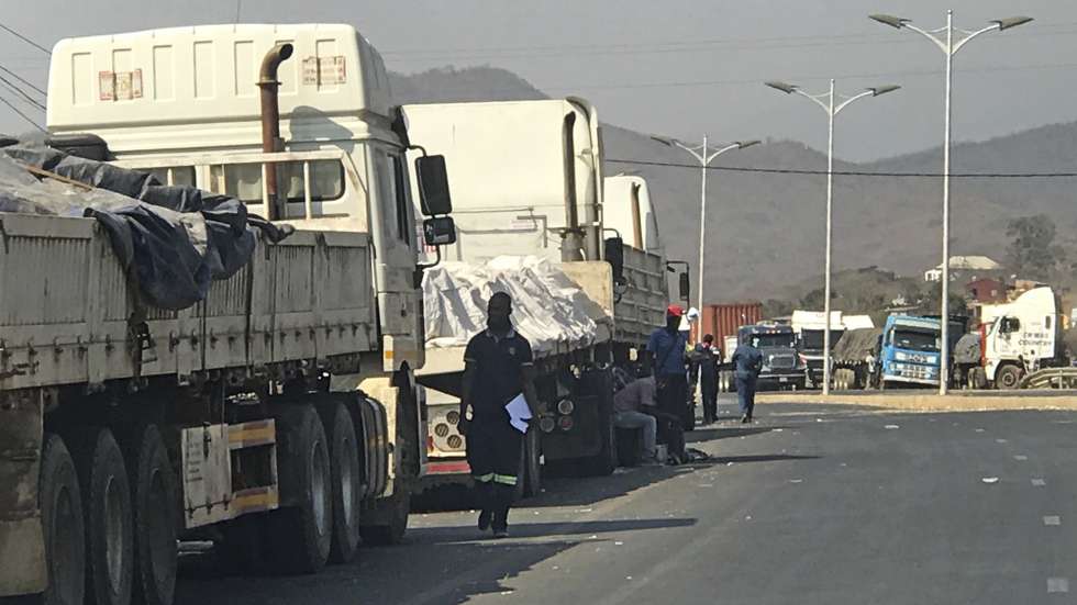 Camiões estacionados à beira da estrada na fronteira de Machipanda, a principal terrestre entre Moçambique e Zimbabué - ligando o porto da Beira, no Oceano Índico, aos países africanos do interior, em Manica, Moçambique, 02 de setembro de 2020. Cerca de 200 camionistas atravessam por dia a fronteira de Machipanda segundo dados dos Serviços de Migração de Manica. Um grupo de 245 camionistas já foram colocados em quarentena em Manica, após estarem em países de risco e manifestarem sintomas leves, durante o primeiro Estado de Emergência que terminou em julho. (ACOMPANHA TEXTO DA LUSA DO DIA 05 DE SETEMBRO DE 2020). ANDRÉ CATUEIRA/LUSA