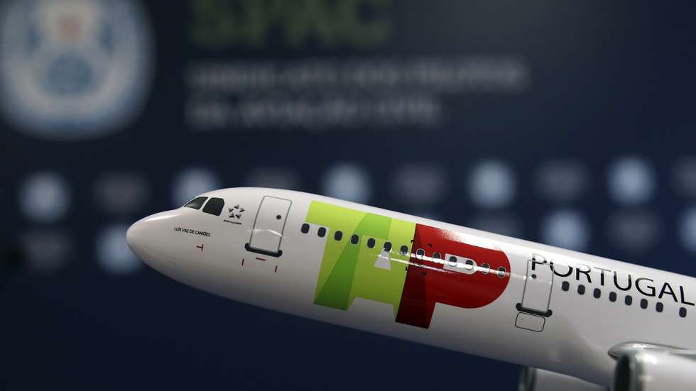 Uma miniatura de um avião da TAP durante a conferência de imprensa do presidente do Sindicato dos Pilotos da Aviação Civil (SPAC), Alfredo Mendonça (ausente da fotografia), na sede do SPAC, em Lisboa, 11 de dezembro de 2020. O SPAC e o Sindicato Nacional do Pessoal de Voo da Aviação Civil (SNPVAC) apelaram ao Governo que negoceie com Bruxelas o adiamento da apresentação do plano de reestruturação da TAP, denunciando que este está baseado em previsões de mercado "completamente desatualizadas". MANUEL DE ALMEIDA/LUSA