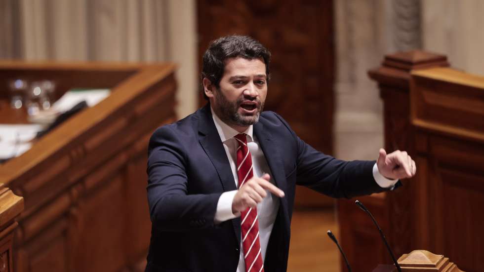 O deputado do Chega!, André Ventura, durante a sessão plenária sobre política setorial, requerido pelo grupo parlamentar do PS, na Assembleia da República, em Lisboa, 11 de dezembro de 2020. JOSÉ SENA GOULÃO/LUSA